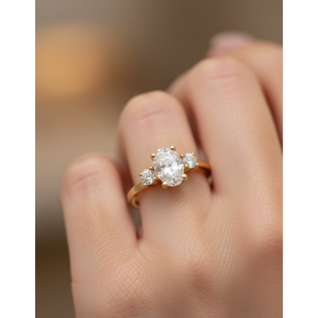 Budapest: Anillo Trilogía Diamante Oval y Brillantes Oro Amarillo 18k