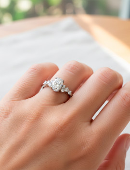 Anillo de Diamante Oval Solitario de Oro Blanco 18k · Marga Mira