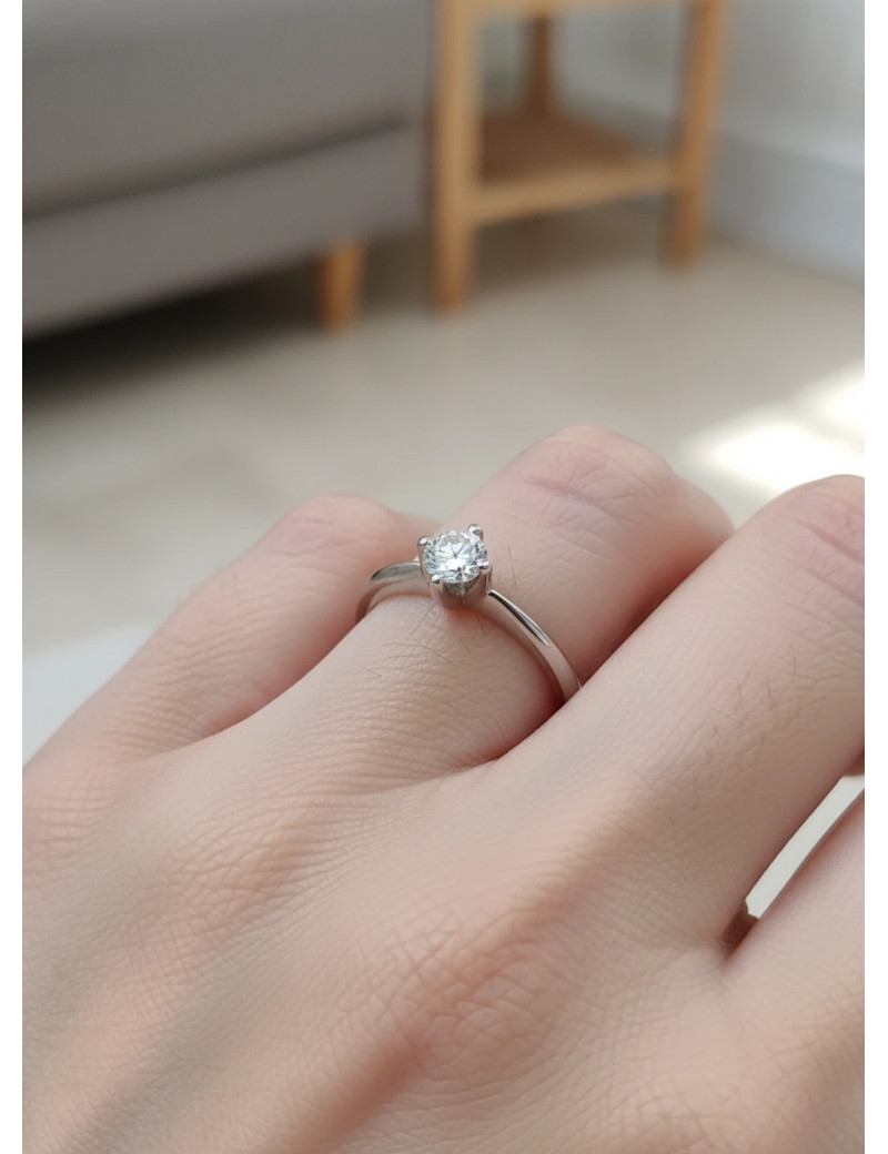 Fiona: Anillo Solitario de Oro Blanco 18kts con Diamante
