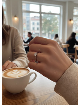 Fiona: Anillo Solitario de Oro Blanco 18kts con Diamante