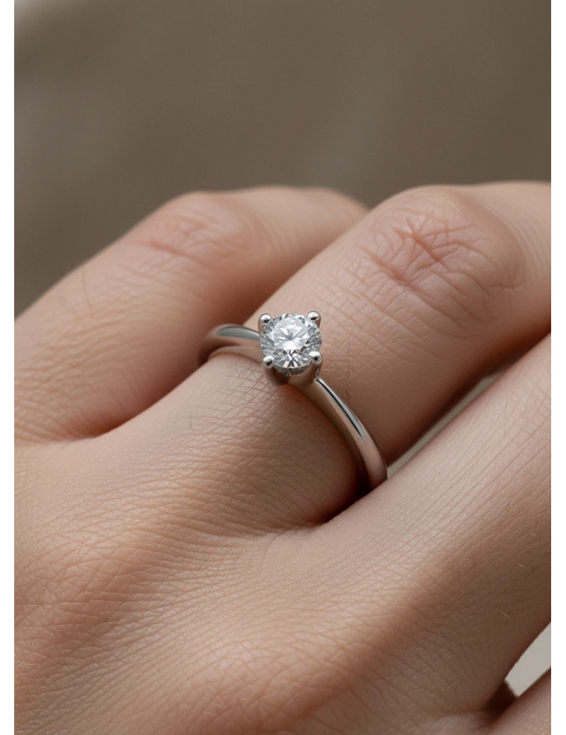 Fiona: Anillo Solitario de Oro Blanco 18kts con Diamante