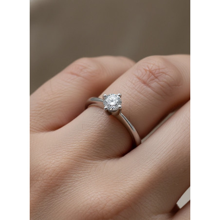 Fiona: Anillo Solitario de Oro Blanco 18kts con Diamante