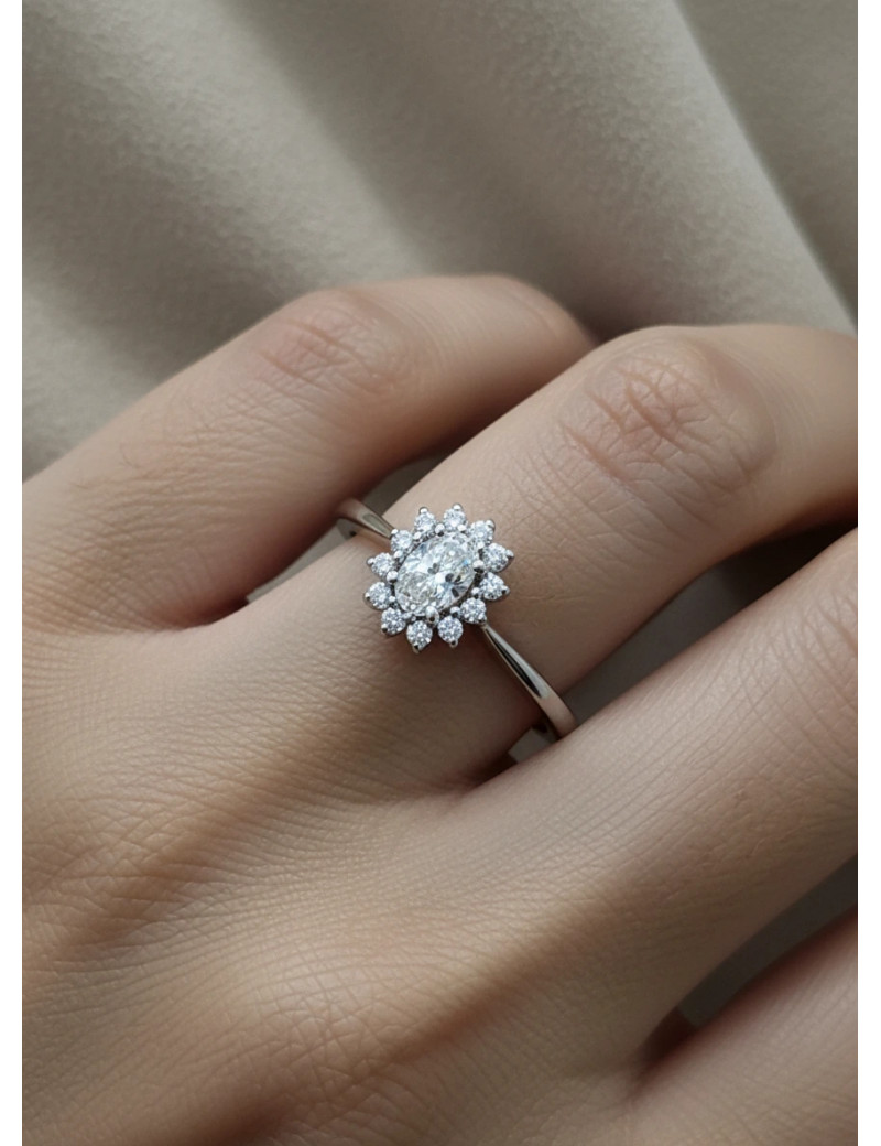 Victoria: Anillo de Diamante Ovalado con Halo en Oro Blanco 18k