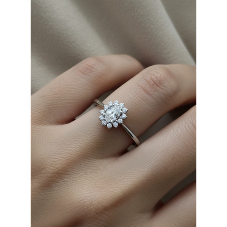Victoria: Anillo de Diamante Ovalado con Halo en Oro Blanco 18k
