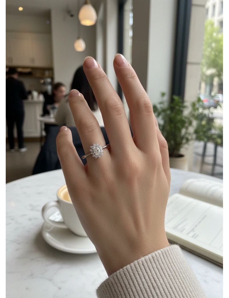 Victoria: Anillo de Diamante Ovalado con Halo en Oro Blanco 18k