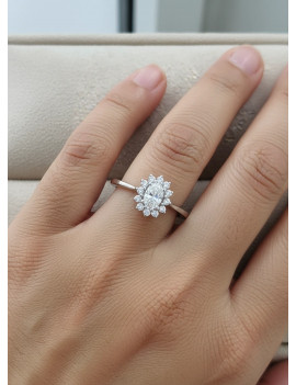 Victoria: Anillo de Diamante Ovalado con Halo en Oro Blanco 18k