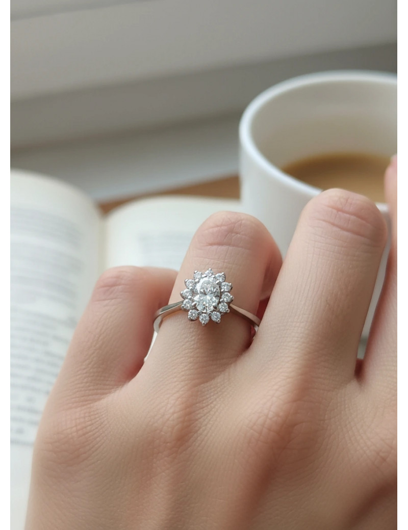 Victoria: Anillo de Diamante Ovalado con Halo en Oro Blanco 18k