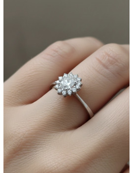 Victoria: Anillo de Diamante Ovalado con Halo en Oro Blanco 18k