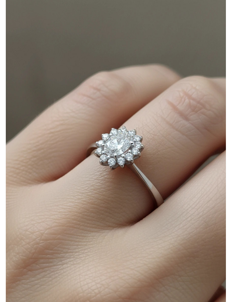 Victoria: Anillo de Diamante Ovalado con Halo en Oro Blanco 18k