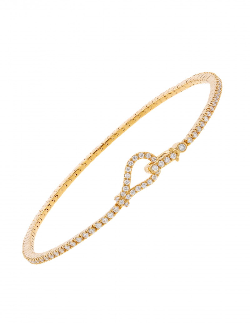 Pulsera de diamantes con un cierre de nudo elaborado en oro amarillo sobre fondo blanco.