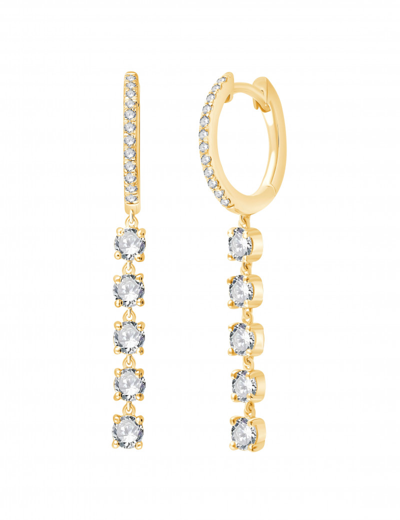 Par de aros de oro amarillo con pavé de diamantes y un colgante de cuatro diamantes en línea.