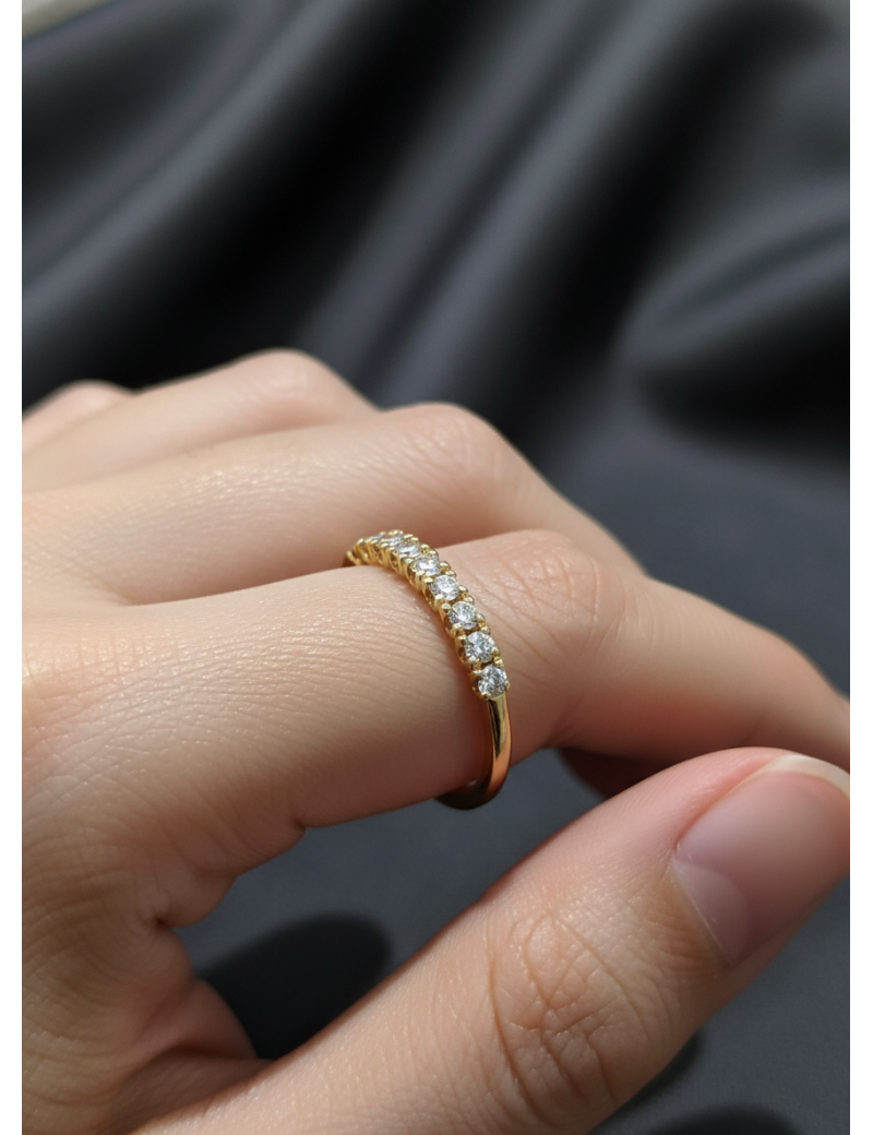 Amelia: Anillo de 9 Diamantes en Oro Blanco 18 Kilates