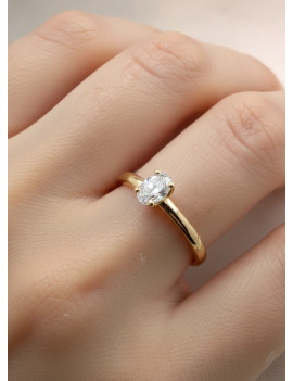 Carla: Anillo Oval de Diamante Solitario en Oro Amarillo de 18 kilates