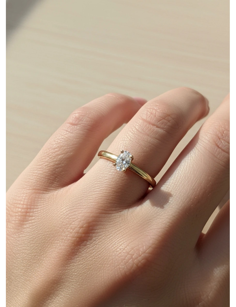 Carla: Anillo Oval de Diamante Solitario en Oro Amarillo de 18 kilates
