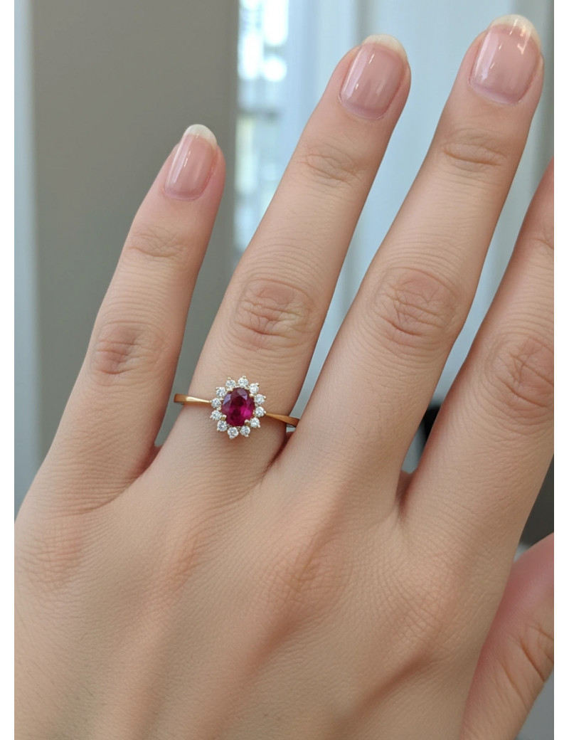 Anillo Victoria Rubí Oval y Diamantes en Oro Amarillo 18k · Marga Mira