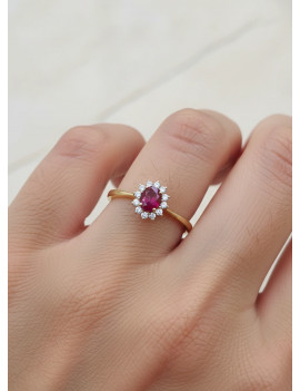 Anillo Victoria Rubí Oval y Diamantes en Oro Amarillo 18k · Marga Mira