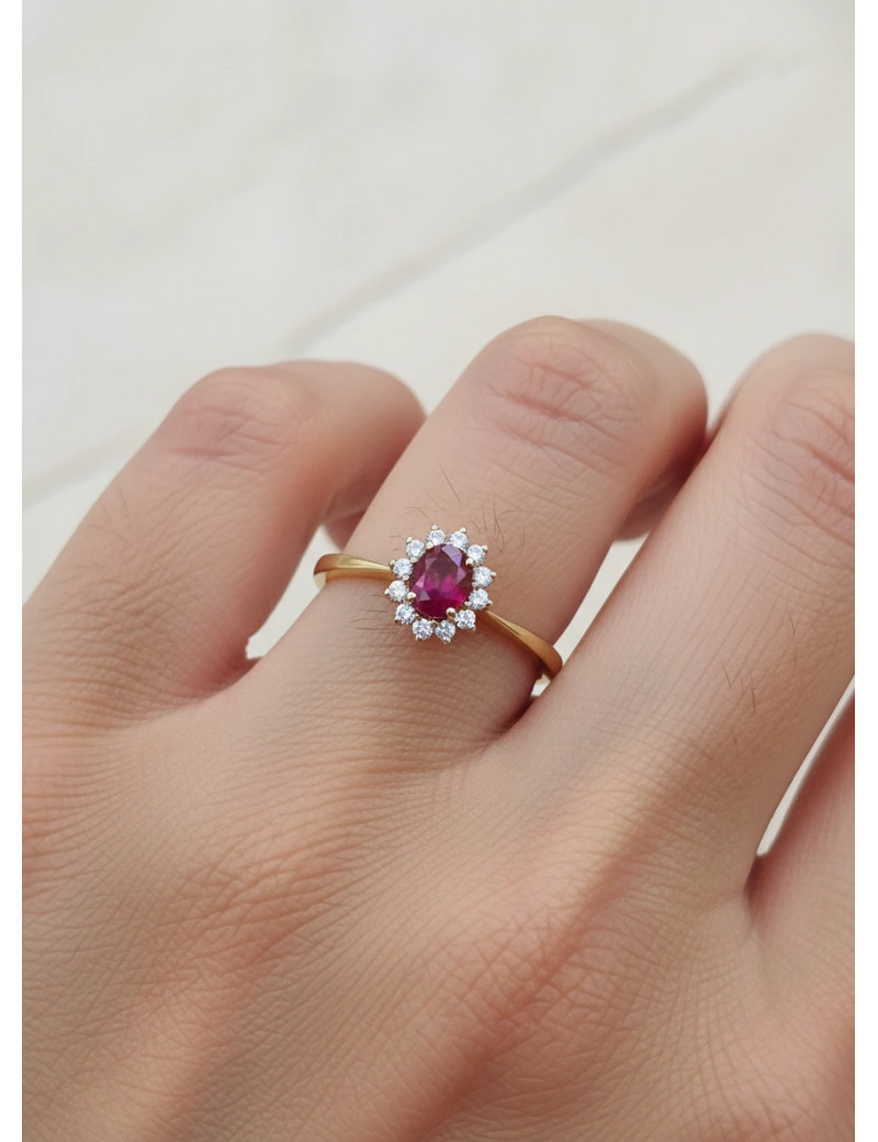 Anillo Victoria Rubí Oval y Diamantes en Oro Amarillo 18k · Marga Mira