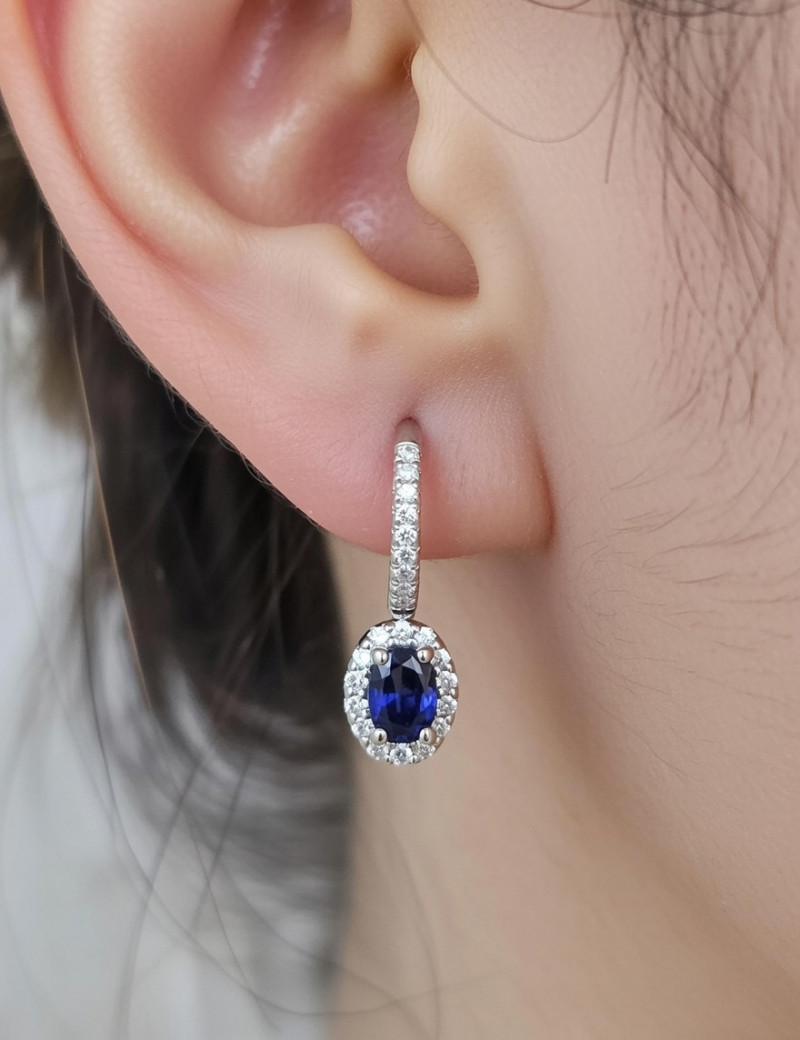 Pendientes Victoria con Zafiros Ovales y Diamantes en Oro Blanco 18k