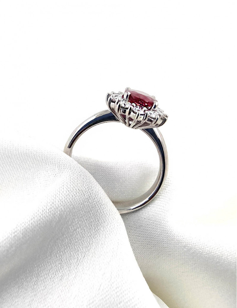 Anillo Victoria Rubí Oval y Diamantes en Oro Blanco 18k · Marga Mira