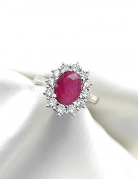 Anillo Victoria Rubí Oval y Diamantes en Oro Blanco 18k · Marga Mira