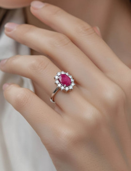 Anillo Victoria Rubí Oval y Diamantes en Oro Blanco 18k · Marga Mira