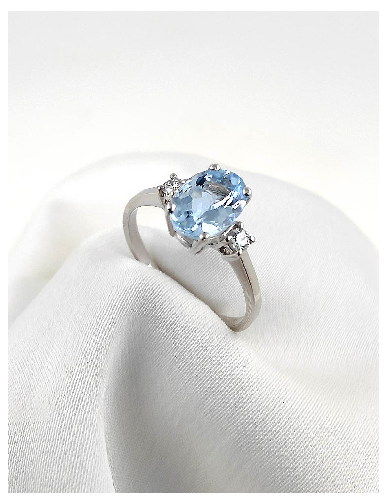 Budapest: Anillo Trilogía Aguamarina Oval y Diamantes Oro Blanco 18k