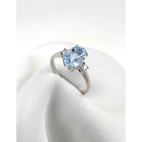Budapest: Anillo Trilogía Aguamarina Oval y Diamantes Oro Blanco 18k