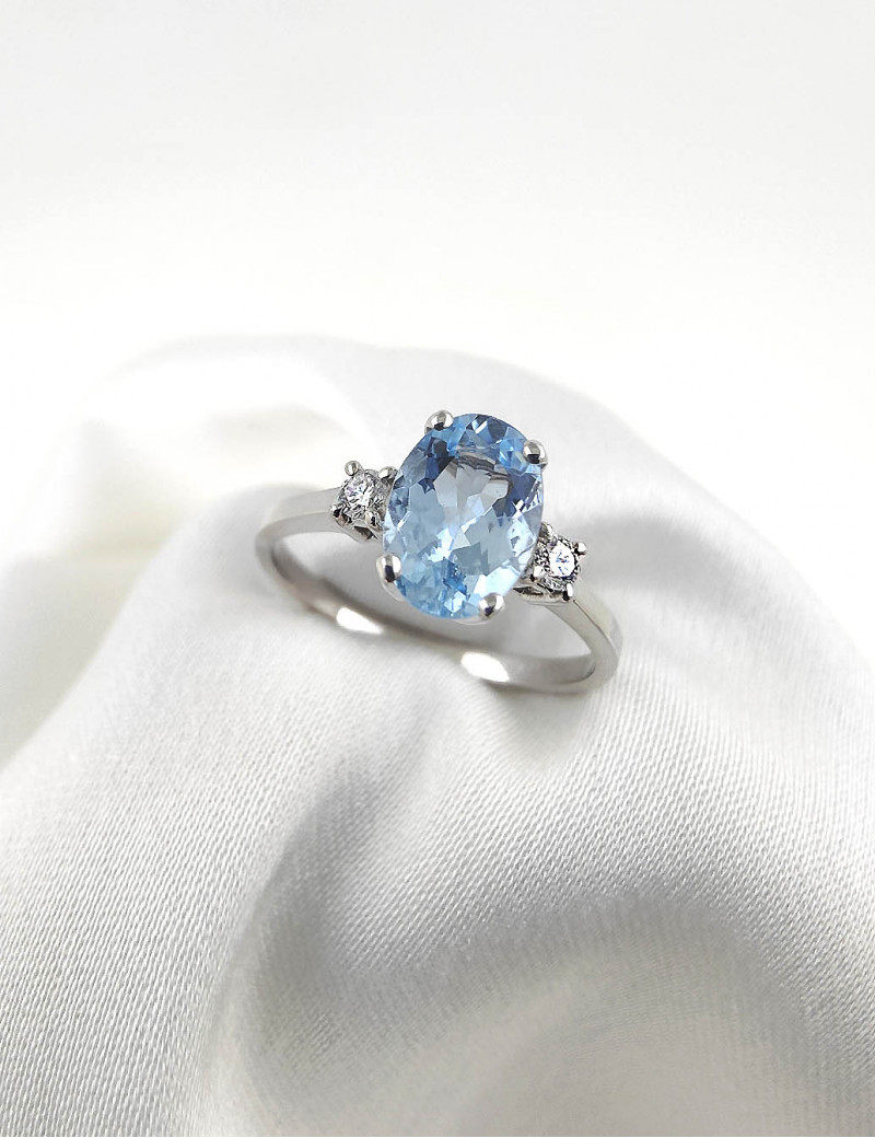 Budapest: Anillo Trilogía Aguamarina Oval y Diamantes Oro Blanco 18k