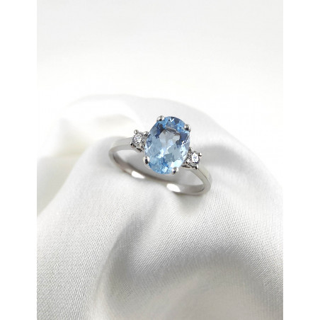 Budapest: Anillo Trilogía Aguamarina Oval y Diamantes Oro Blanco 18k