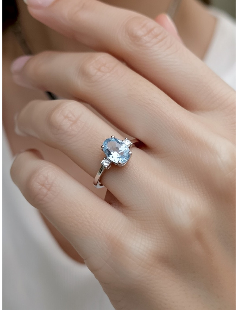 Budapest: Anillo Trilogía Aguamarina Oval y Diamantes Oro Blanco 18k