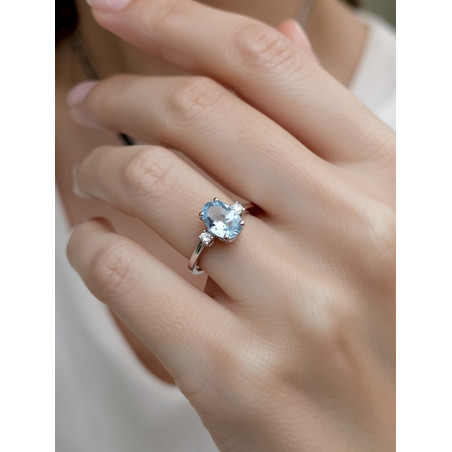 Budapest: Anillo Trilogía Aguamarina Oval y Diamantes Oro Blanco 18k