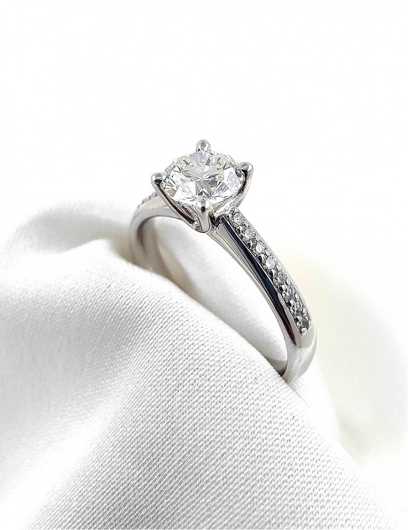 Andrea: Anillo Solitario de Diamantes en Oro Blanco 18k · Marga Mira