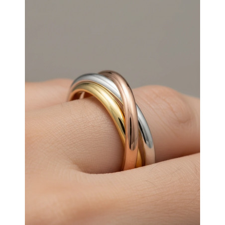 Anillo Triple Alianza puesto en mano - Elegancia y simbolismo