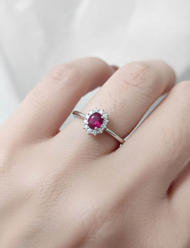 Anillo Victoria Rubí Oval y Diamantes en Oro Blanco 18k · Marga Mira