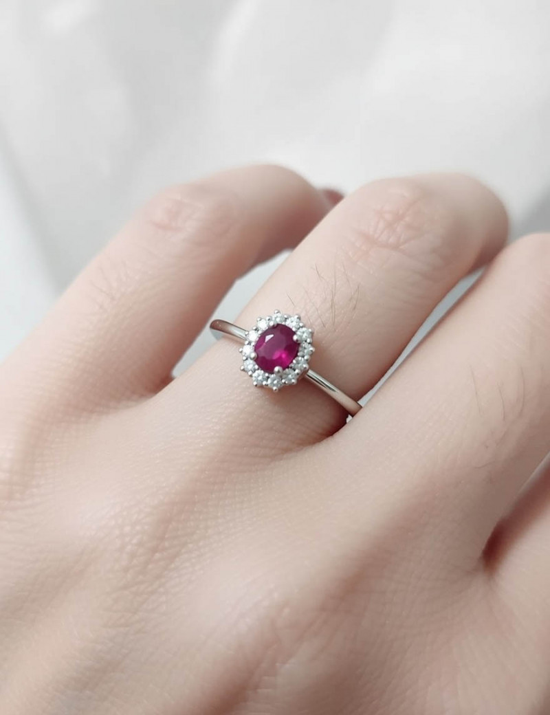 Anillo Victoria Rubí Oval y Diamantes en Oro Blanco 18k · Marga Mira