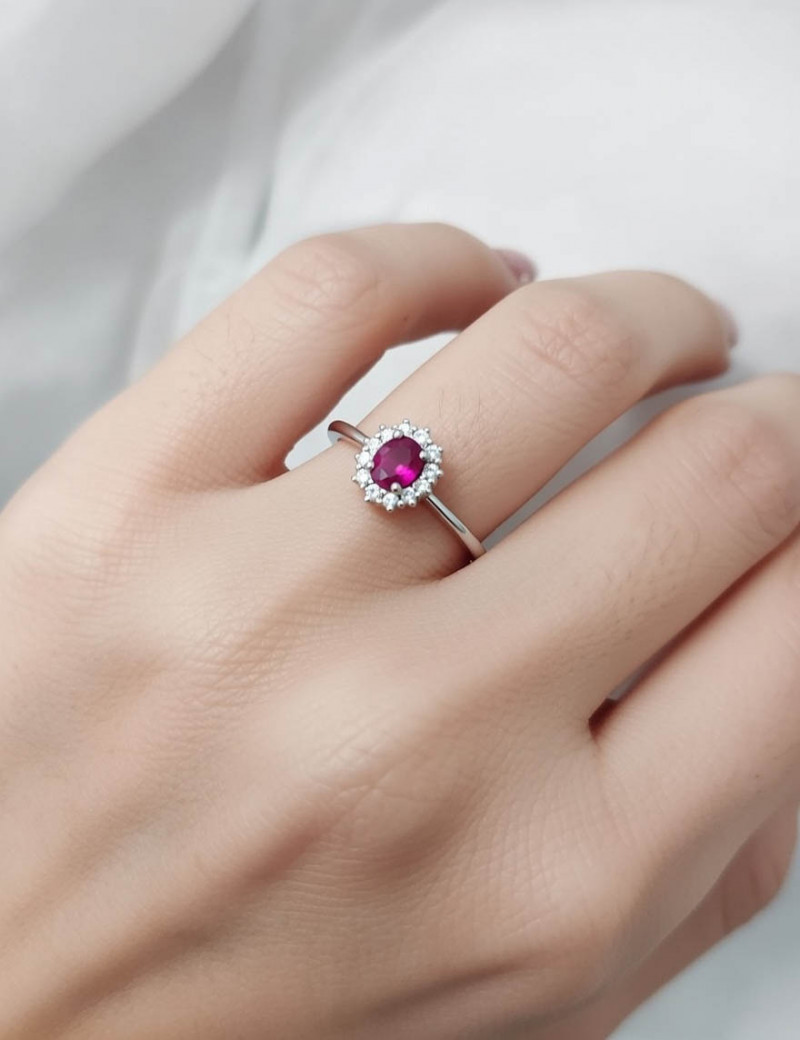 Anillo Victoria Rubí Oval y Diamantes en Oro Blanco 18k · Marga Mira