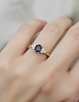 Grace: Anillo de Zafiro Realzado con Diamantes en Oro Amarillo 18k