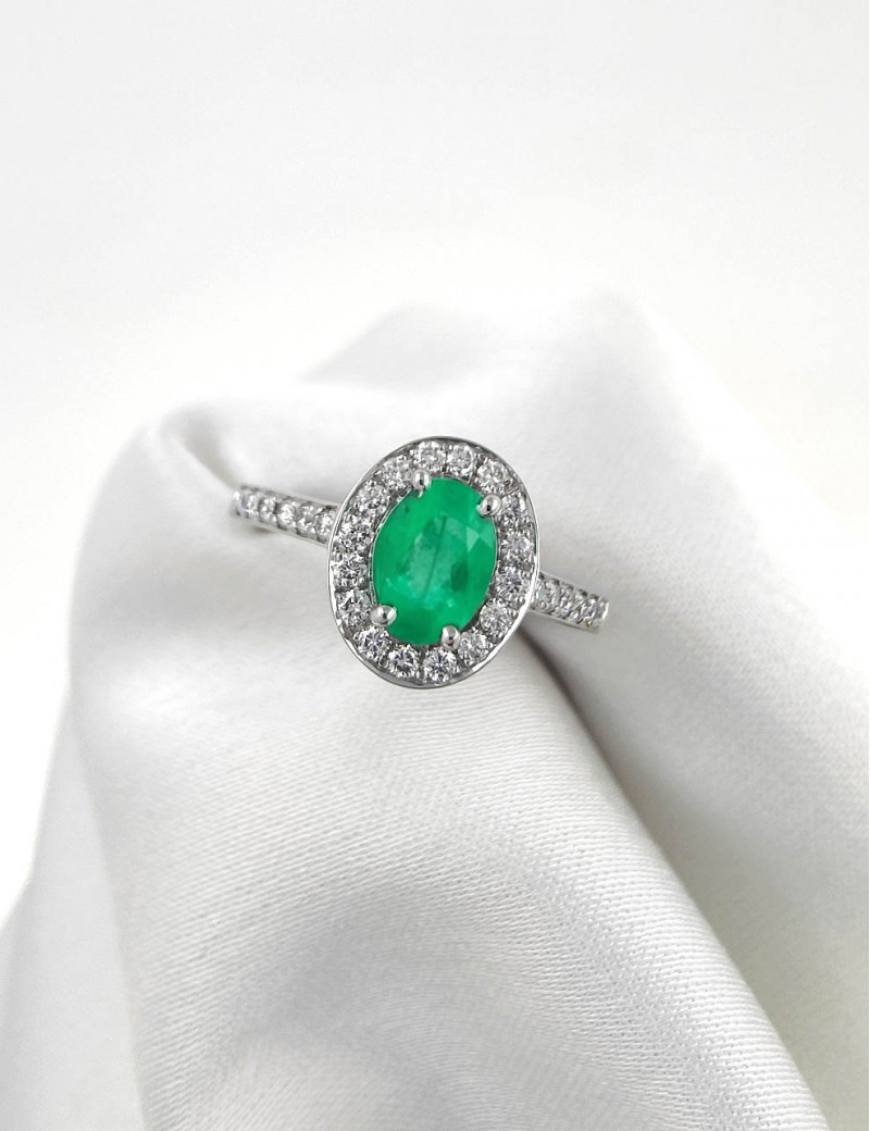 Anastasia: Anillo de Esmeralda 6x4mm Diamantes Pavé Oro Blanco 18k