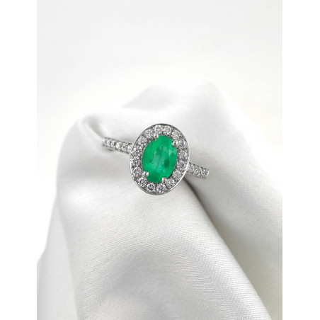 Anastasia: Anillo de Esmeralda 6x4mm Diamantes Pavé Oro Blanco 18k