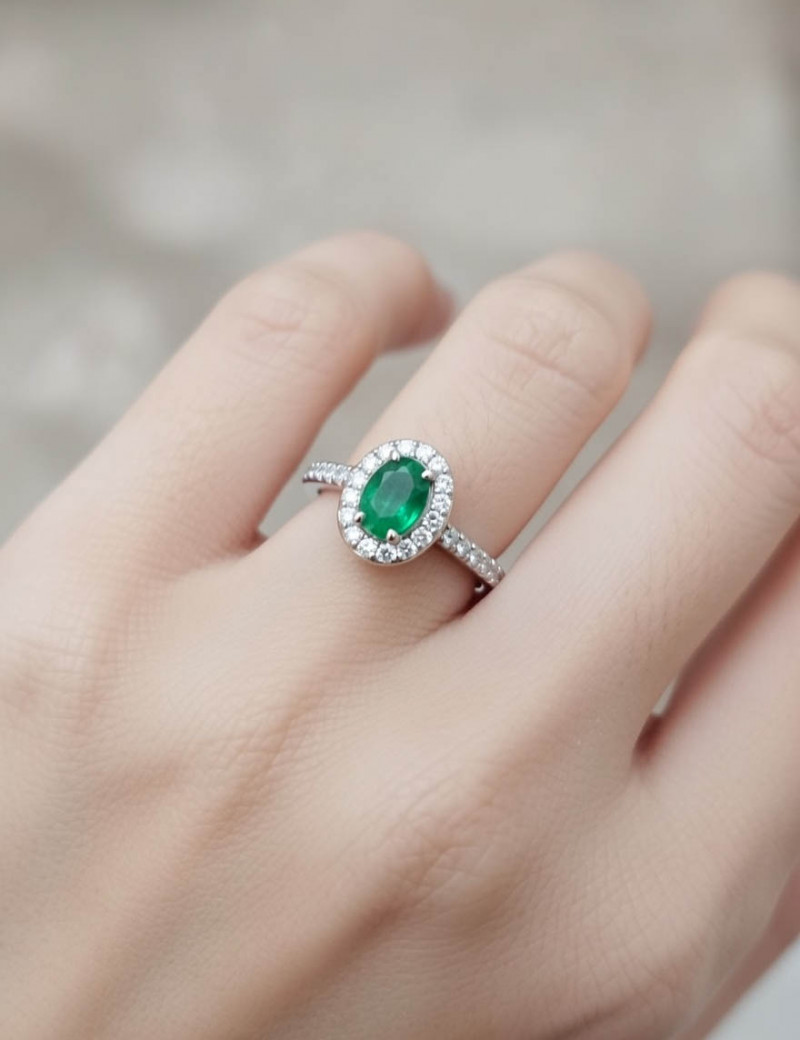 Anastasia: Anillo de Esmeralda 6x4mm Diamantes Pavé Oro Blanco 18k