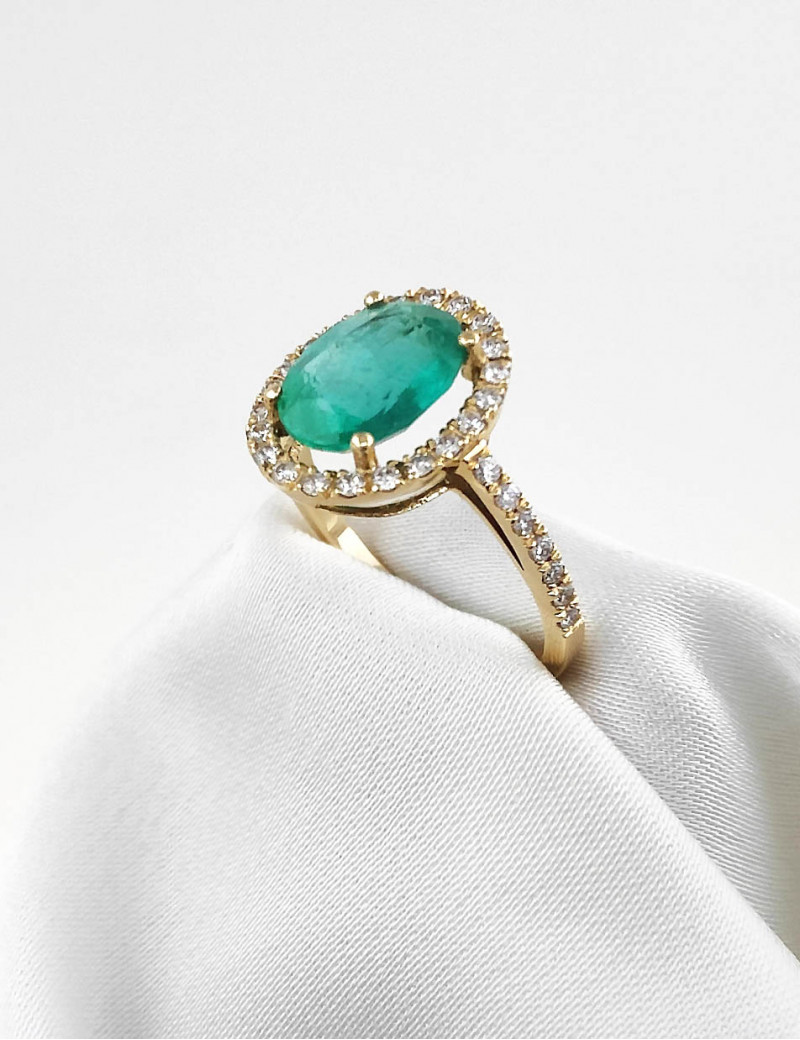 Anastasia: Anillo de Esmeralda Diamantes Pavé Oro Amarillo 18k