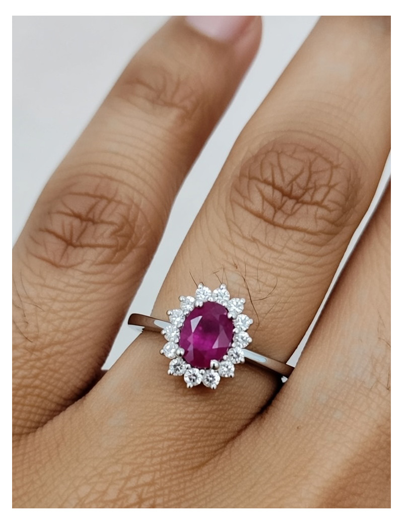 Anillo Rubí Oval 5x7mm Diseño Corona | Diamantes 0.38ct E-SI | Oro 18k