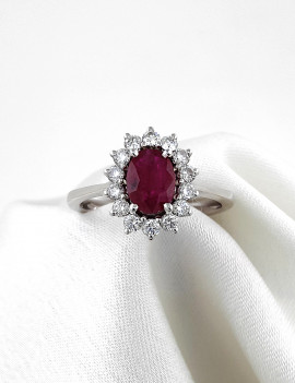 Anillo Rubí Oval 5x7mm Diseño Corona | Diamantes 0.38ct E-SI | Oro 18k