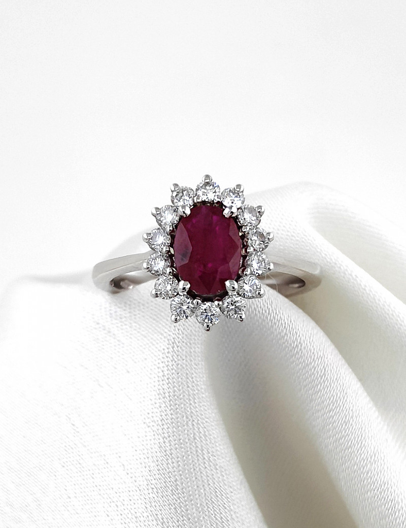 Anillo Rubí Oval 5x7mm Diseño Corona | Diamantes 0.38ct E-SI | Oro 18k