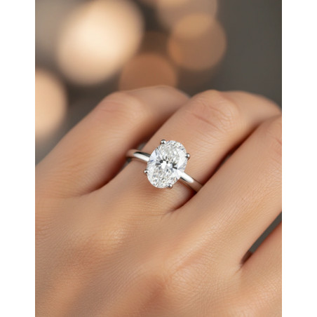 Carla: Anillo Oval de Diamante Solitario en Oro Blanco de 18 kilates