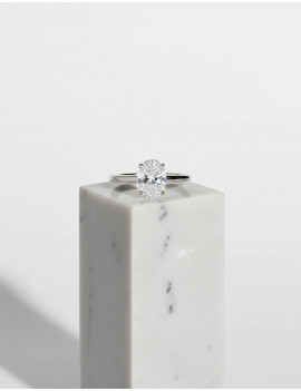 Carla: Anillo Oval de Diamante Solitario en Oro Blanco de 18 kilates