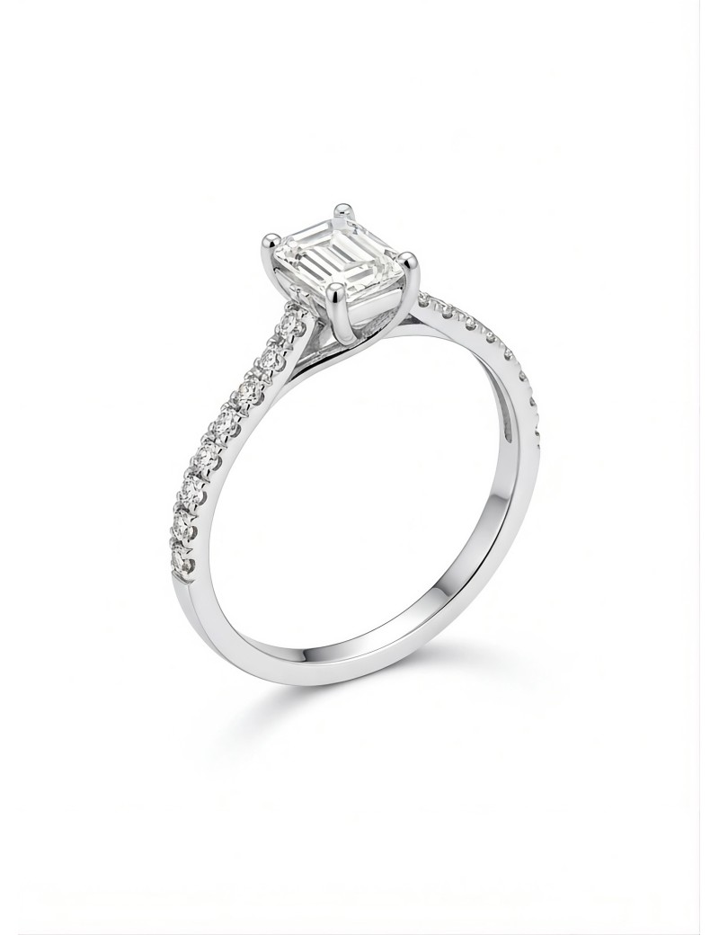 Anillo de compromiso Erika con diamante talla esmeralda en oro blanco 18k de Joyería Marga Mira