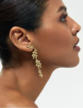 Detalle de novia luciendo pendientes trepadores largos modelo Hiedra chapado en oro.