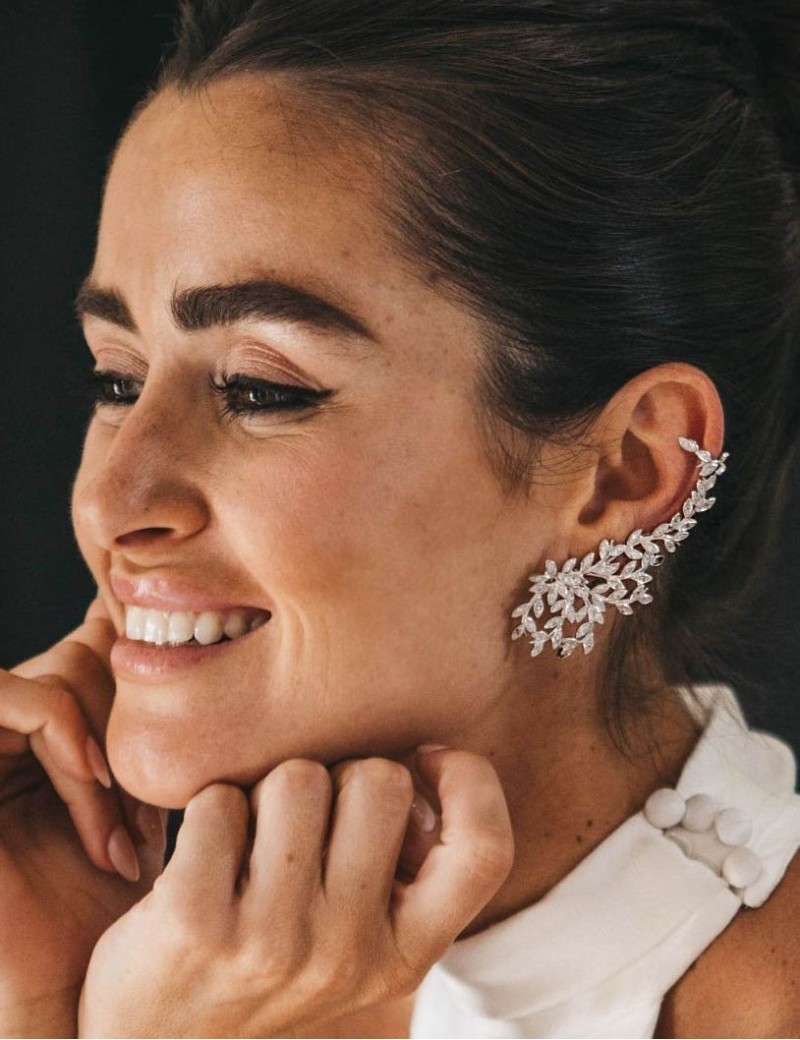 Novia luciendo los pendientes asimétricos Chantilly de 6.5cm en plata con circonitas blancas.