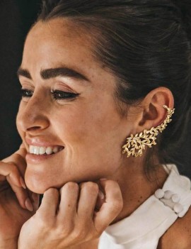 Novia luciendo los pendientes asimétricos Chantilly de 6.5cm en plata chapado en oro amarillo 18k con circonitas blancas.